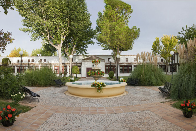 Escapada con Desayuno y Comida o Cena para dos personas en Parador de Albacete (Albacete)