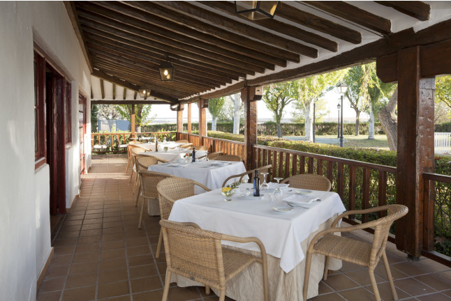 Escapada con Desayuno y Comida o Cena para dos personas en Parador de Albacete (Albacete)