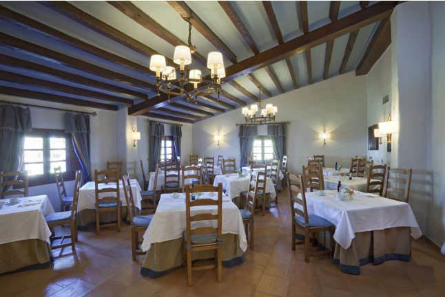 Escapada con Desayuno y Comida o Cena para dos personas en Parador de Albacete (Albacete)