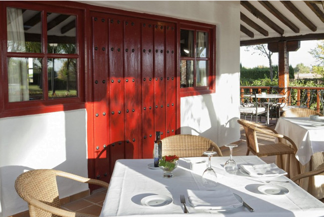 Mesa para dos: Comida o Cena para dos personas en Parador de Albacete (Albacete)