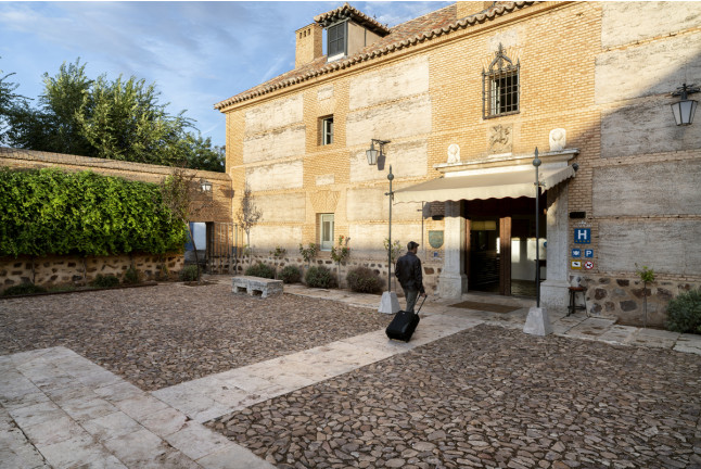 Escapada con Desayuno y Comida o Cena para dos personas en Parador de Almagro (Ciudad Real)