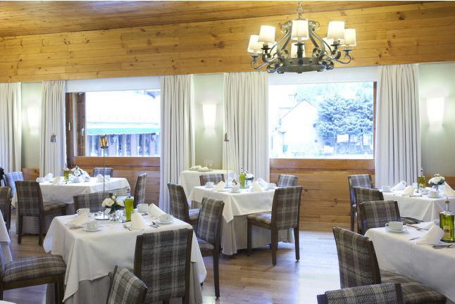 Escapada con Desayuno y Comida o Cena para dos personas en Parador de Arties (Lleida)