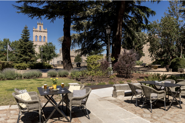 Escapada con Desayuno y Comida o Cena para dos personas en Parador de Ávila (Ávila)