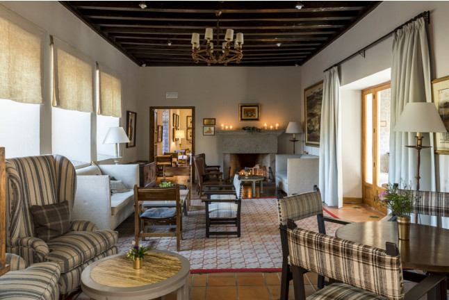 Escapada con Desayuno y Comida o Cena para dos personas en Parador de Ávila (Ávila)