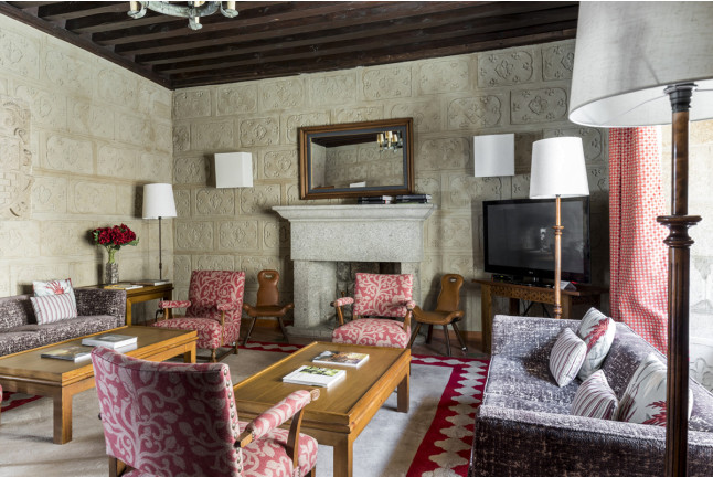 Escapada con Desayuno y Comida o Cena para dos personas en Parador de Ávila (Ávila)