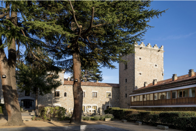 Escapada con Desayuno y Comida o Cena para dos personas en Parador de Ávila (Ávila)