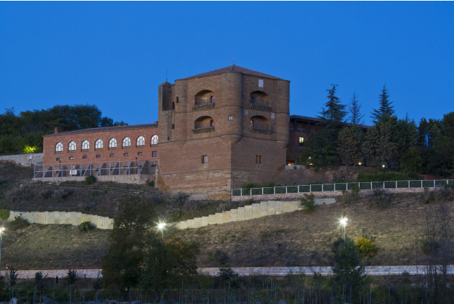Escapada con Desayuno y Comida o Cena para dos personas en Parador de Benavente (Zamora)