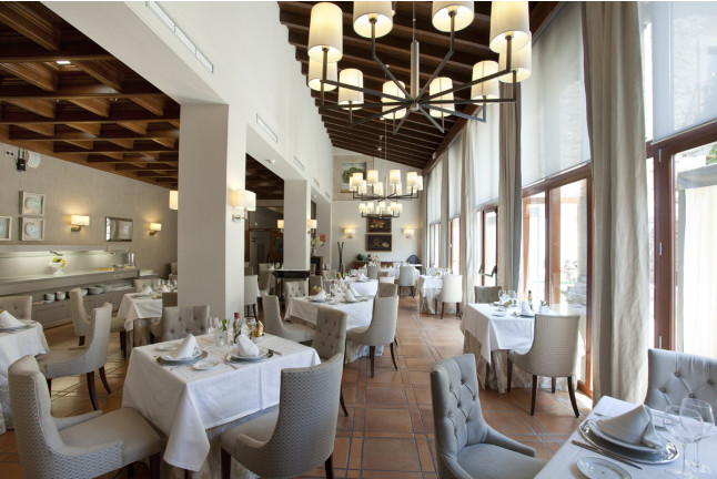 Escapada con Desayuno y Comida o Cena para dos personas en Parador de Cáceres (Cáceres)