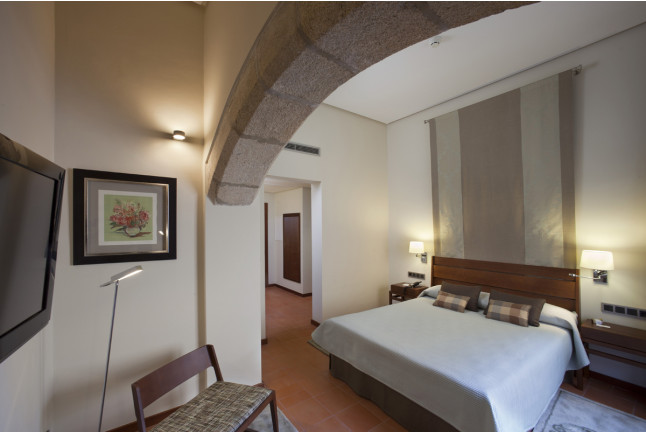 Escapada con Desayuno y Comida o Cena para dos personas en Parador de Cáceres (Cáceres)