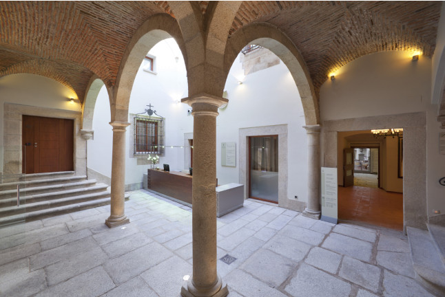 Escapada con Desayuno y Comida o Cena para dos personas en Parador de Cáceres (Cáceres)
