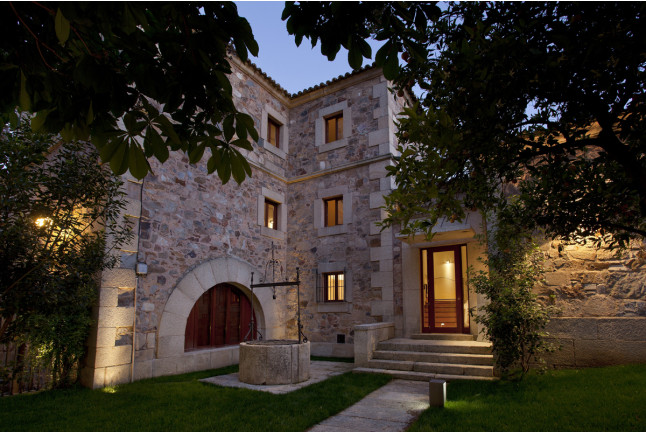 Escapada con Desayuno y Comida o Cena para dos personas en Parador de Cáceres (Cáceres)