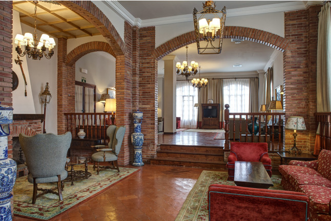 Escapada con Desayuno y Comida o Cena para dos personas en Parador de Calahorra (La Rioja)