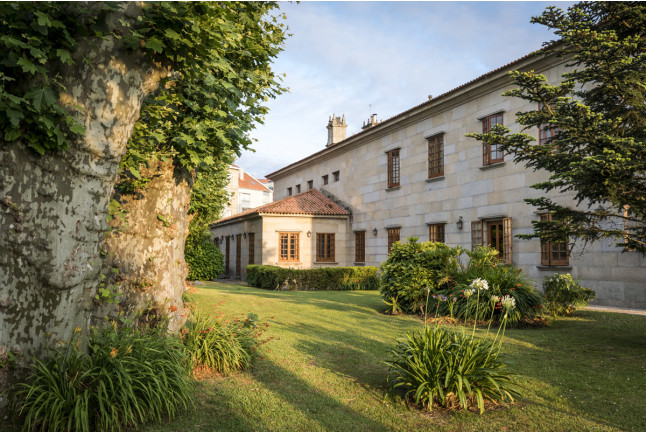 Escapada con Desayuno y Comida o Cena para dos personas en Parador de Cambados (Pontevedra)