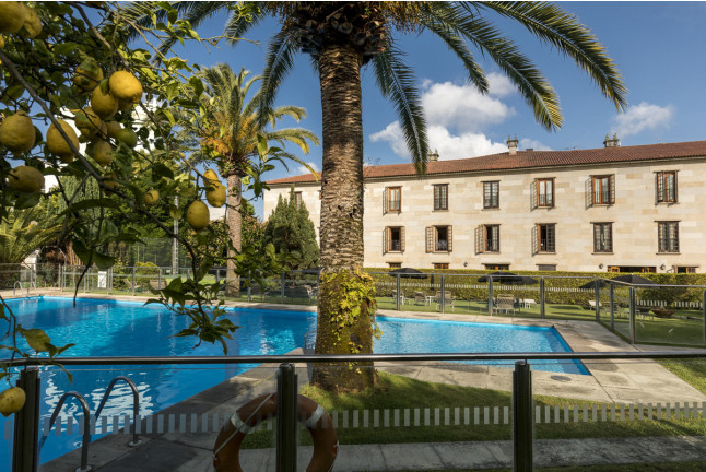 Escapada con Desayuno y Comida o Cena para dos personas en Parador de Cambados (Pontevedra)