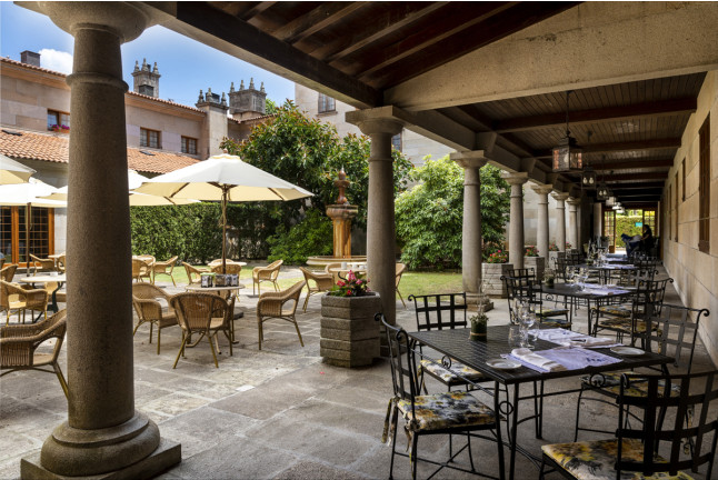 Escapada con Desayuno y Comida o Cena para dos personas en Parador de Cambados (Pontevedra)