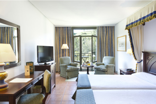 Escapada con Desayuno y Comida o Cena para dos personas en Parador de Cangas de Onís (Asturias)