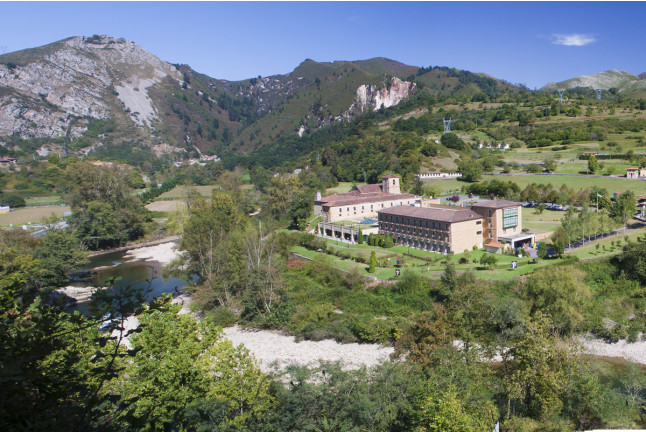 Escapada con Desayuno y Comida o Cena para dos personas en Parador de Cangas de Onís (Asturias)