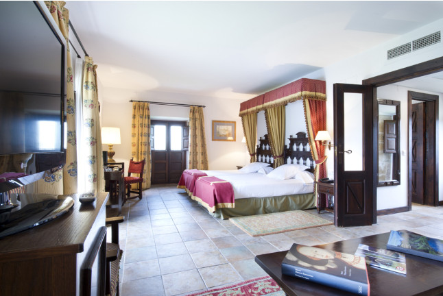 Escapada con Desayuno y Comida o Cena para dos personas en Parador de Cangas de Onís (Asturias)