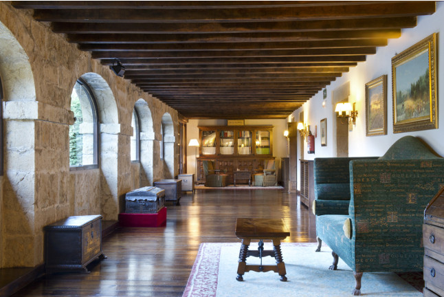 Escapada con Desayuno y Comida o Cena para dos personas en Parador de Cangas de Onís (Asturias)