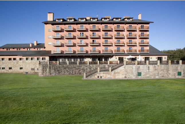 Escapada con Desayuno y Comida o Cena para dos personas en Parador de Cervera de Pisuerga (Palencia)