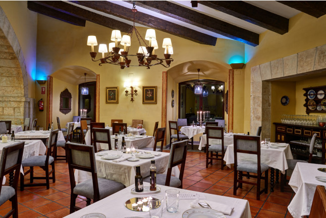 Escapada con Desayuno y Comida o Cena para dos personas en Parador de Ciudad Rodrigo (Salamanca)