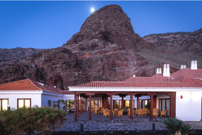 Escapada con Desayuno y Comida o Cena para dos personas en Parador de El Hierro (Santa Cruz de Tenerife)