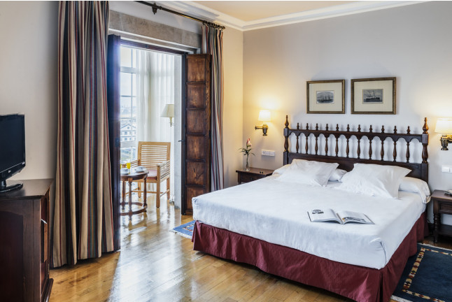 Escapada con Desayuno y Comida o Cena para dos personas en Parador de Ferrol (A Coruña)
