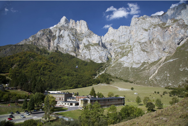 Escapada con Desayuno y Comida o Cena para dos personas en Parador de Fuente Dé (Cantabria)