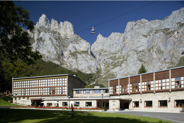 Escapada con Desayuno y Comida o Cena para dos personas en Parador de Fuente Dé (Cantabria)