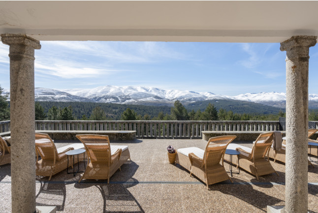 Escapada con Desayuno y Comida o Cena para dos personas en Parador de Gredos (Ávila)