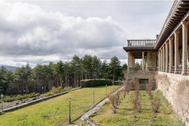 Escapada con Desayuno y Comida o Cena para dos personas en Parador de Gredos (Ávila)