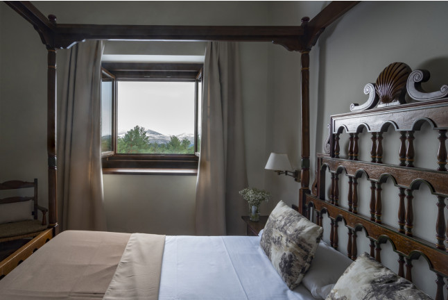 Escapada con Desayuno y Comida o Cena para dos personas en Parador de Gredos (Ávila)