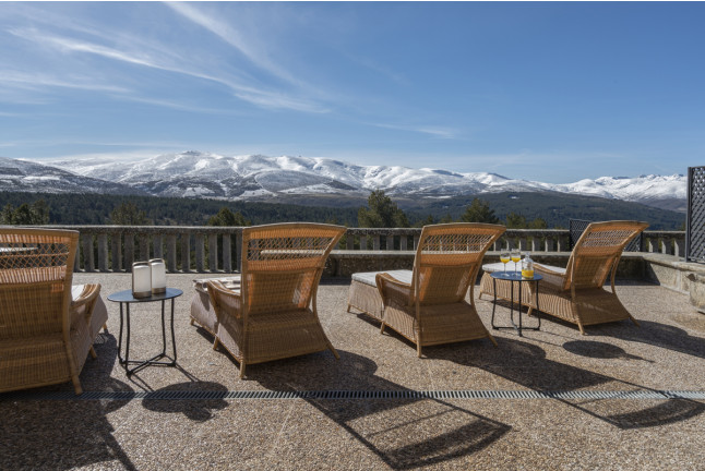 Escapada con Desayuno y Comida o Cena para dos personas en Parador de Gredos (Ávila)