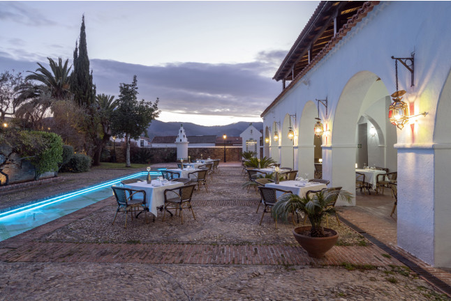 Escapada con Desayuno y Comida o Cena para dos personas en Parador de Guadalupe (Cáceres)