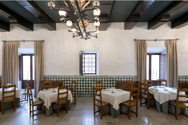 Escapada con Desayuno y Comida o Cena para dos personas en Parador de Guadalupe (Cáceres)