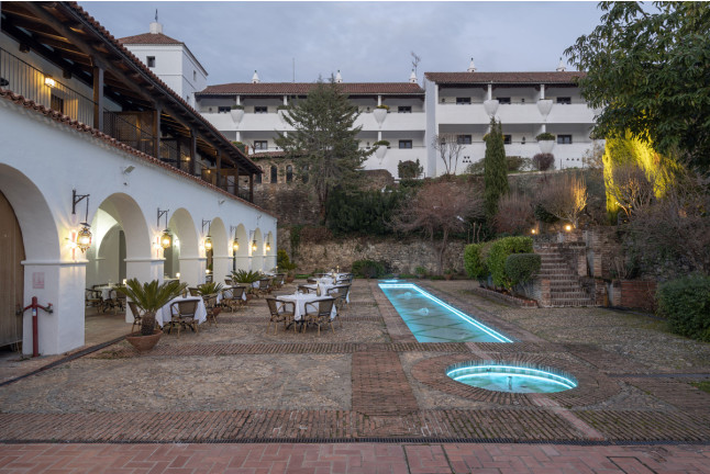 Escapada con Desayuno y Comida o Cena para dos personas en Parador de Guadalupe (Cáceres)