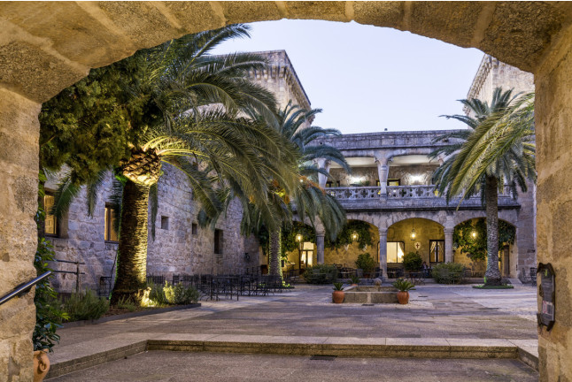 Escapada con Desayuno y Comida o Cena para dos personas en Parador de Jarandilla de la Vera (Cáceres)