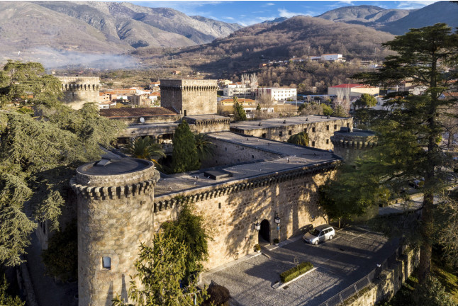 Escapada con Desayuno y Comida o Cena para dos personas en Parador de Jarandilla de la Vera (Cáceres)