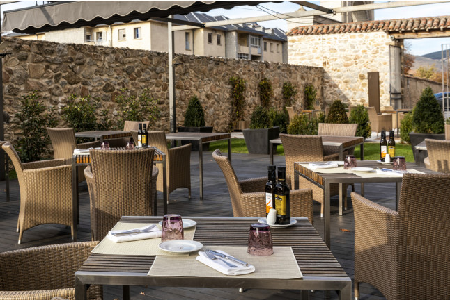 Escapada con Desayuno y Comida o Cena para dos personas en Parador de La Granja (Segovia)