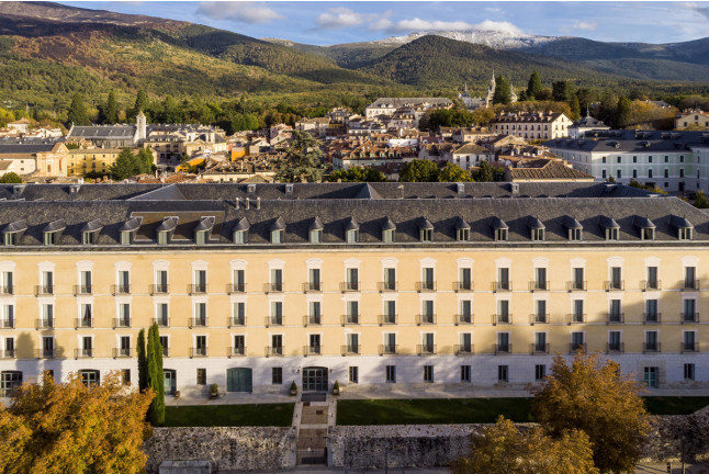 Escapada con Desayuno y Comida o Cena para dos personas en Parador de La Granja (Segovia)