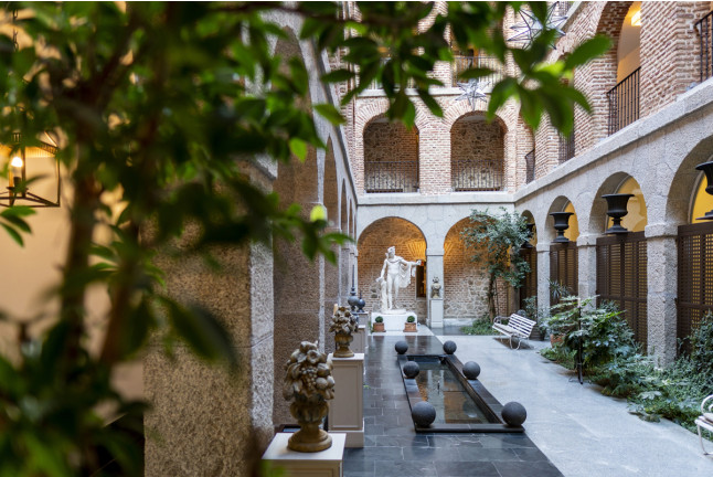 Escapada con Desayuno y Comida o Cena para dos personas en Parador de La Granja (Segovia)