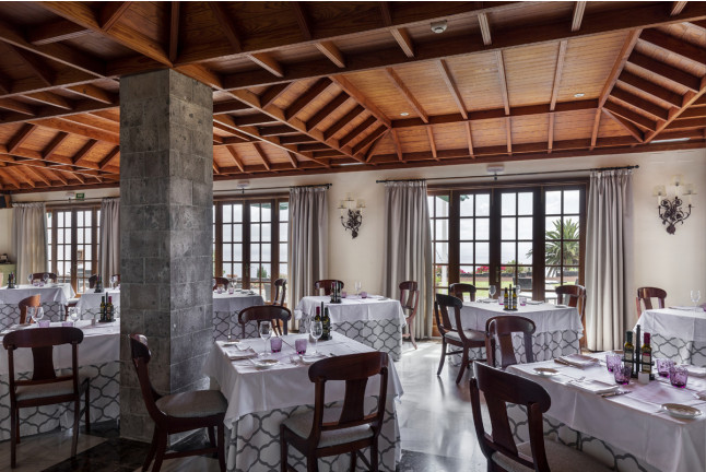 Escapada con Desayuno y Comida o Cena para dos personas en Parador de La Palma (Santa Cruz de Tenerife)