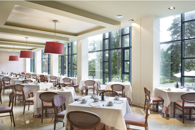 Escapada con Desayuno y Comida o Cena para dos personas en Parador de Limpias (Cantabria)