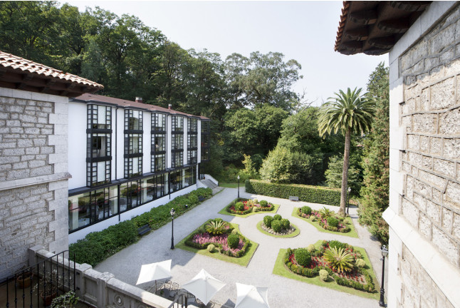 Escapada con Desayuno y Comida o Cena para dos personas en Parador de Limpias (Cantabria)