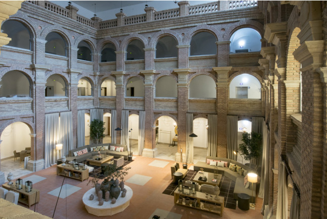 Escapada con Desayuno y Comida o Cena para dos personas en Parador de Lleida (Lleida)