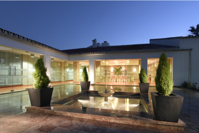Escapada con Desayuno y Comida o Cena para dos personas en Parador de Málaga Golf (Málaga) 