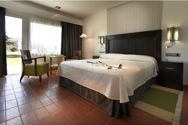 Escapada con Desayuno y Comida o Cena para dos personas en Parador de Málaga Golf (Málaga) 