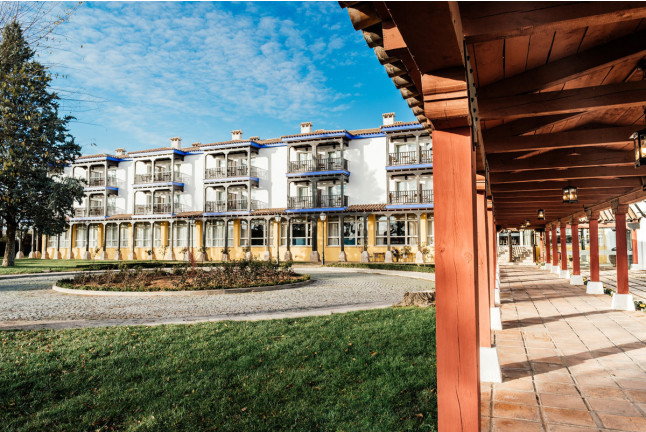 Escapada con Desayuno y Comida o Cena para dos personas en Parador de Manzanares (Ciudad Real)