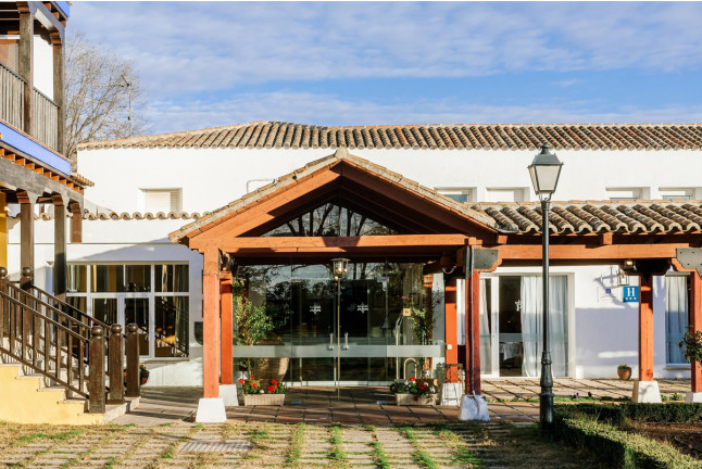 Escapada con Desayuno y Comida o Cena para dos personas en Parador de Manzanares (Ciudad Real)