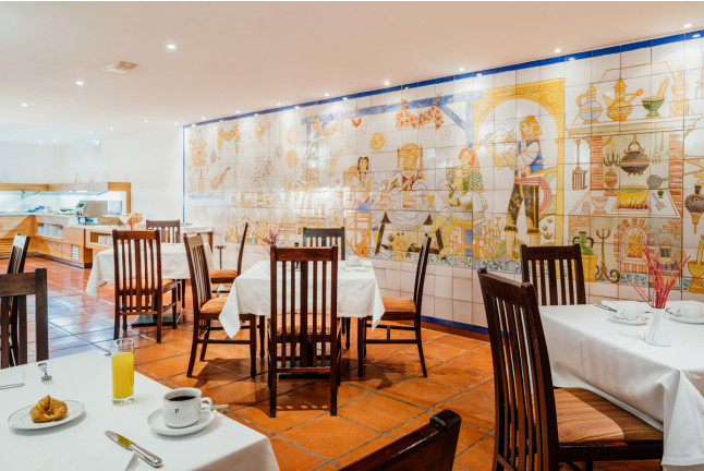 Escapada con Desayuno y Comida o Cena para dos personas en Parador de Manzanares (Ciudad Real)